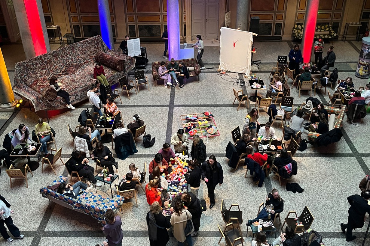 Museumshalle mit Besucher*innen