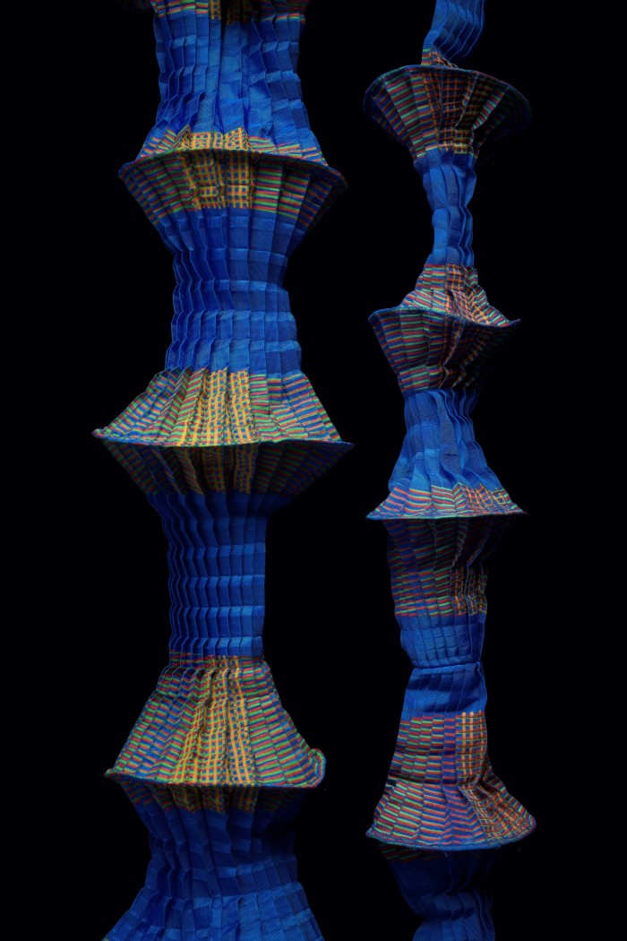 Kunstfaser, plissiert, bedruckt; Angelschnur kunstvoll drapiert in Blautönen