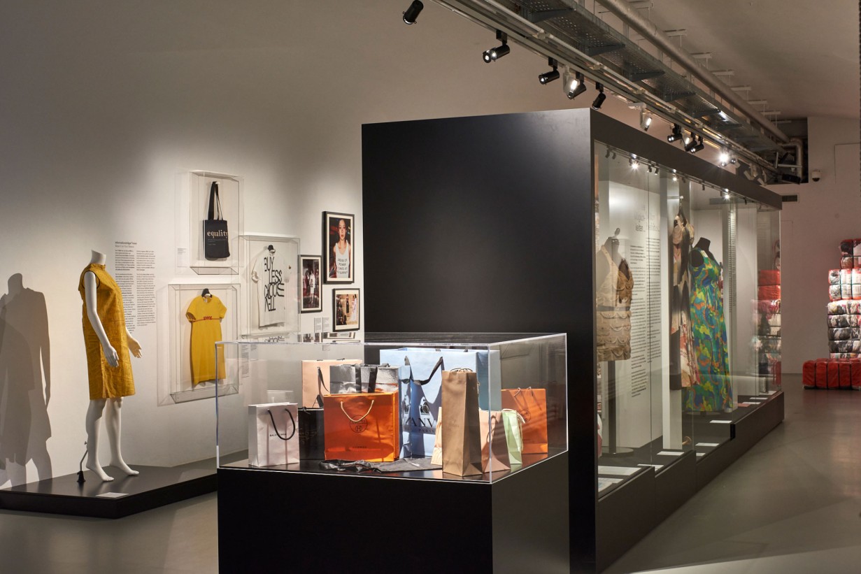 Ausstellungsraum mit Objekten die sich mit kritischem Konsum beschäftigen