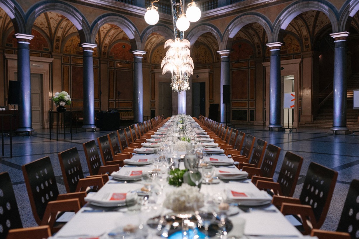 Festively set table in the MAK Colonnade Hall