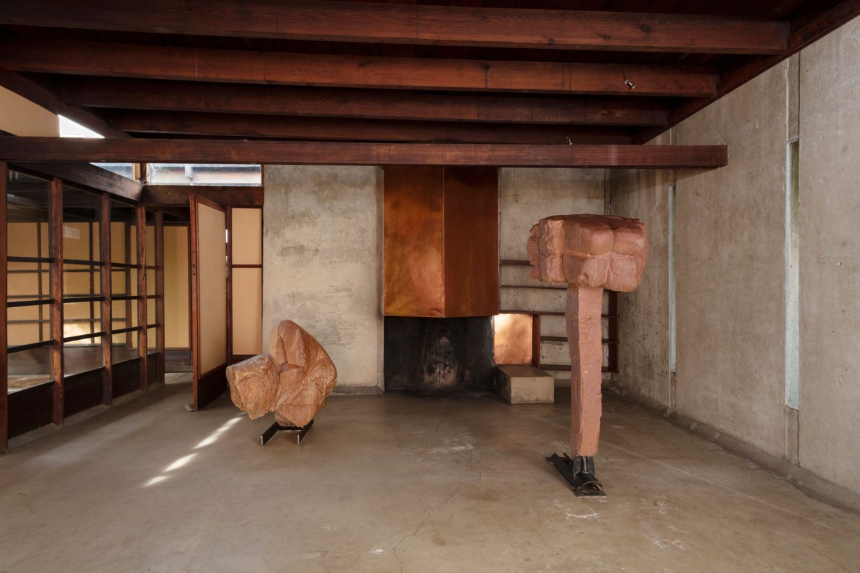 Ein Raum mit Skulpturen