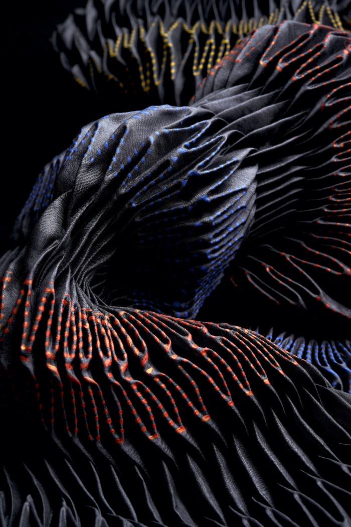 Seide, plissiert, beidseitig bedruckt