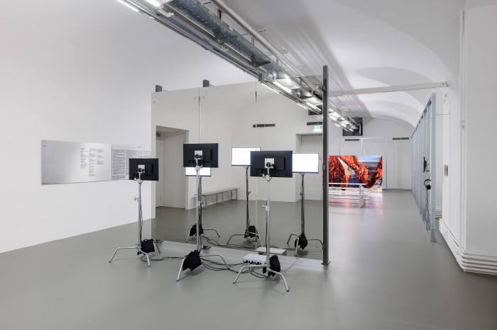 Ausstellungsraum mit Screens