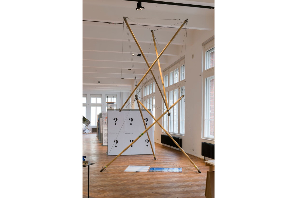 Ausstellungsraum mit einer Tensegrity-Struktur 