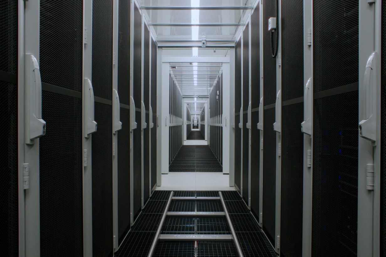 Earth Observation Data Center, Wien, Österreich; ein Gang mit Regalen