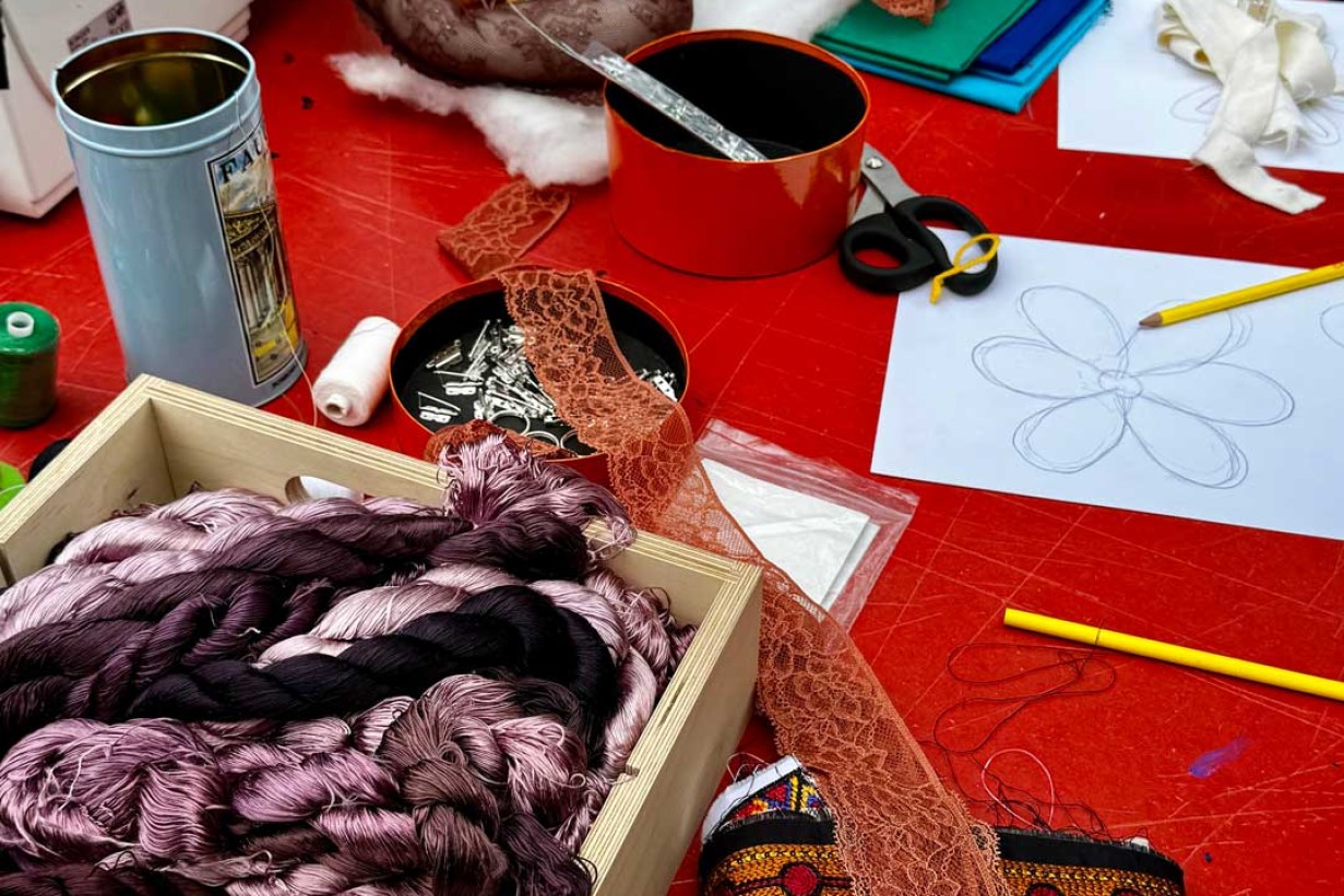 Ein Tisch mit Workshopmaterialien und Textilien