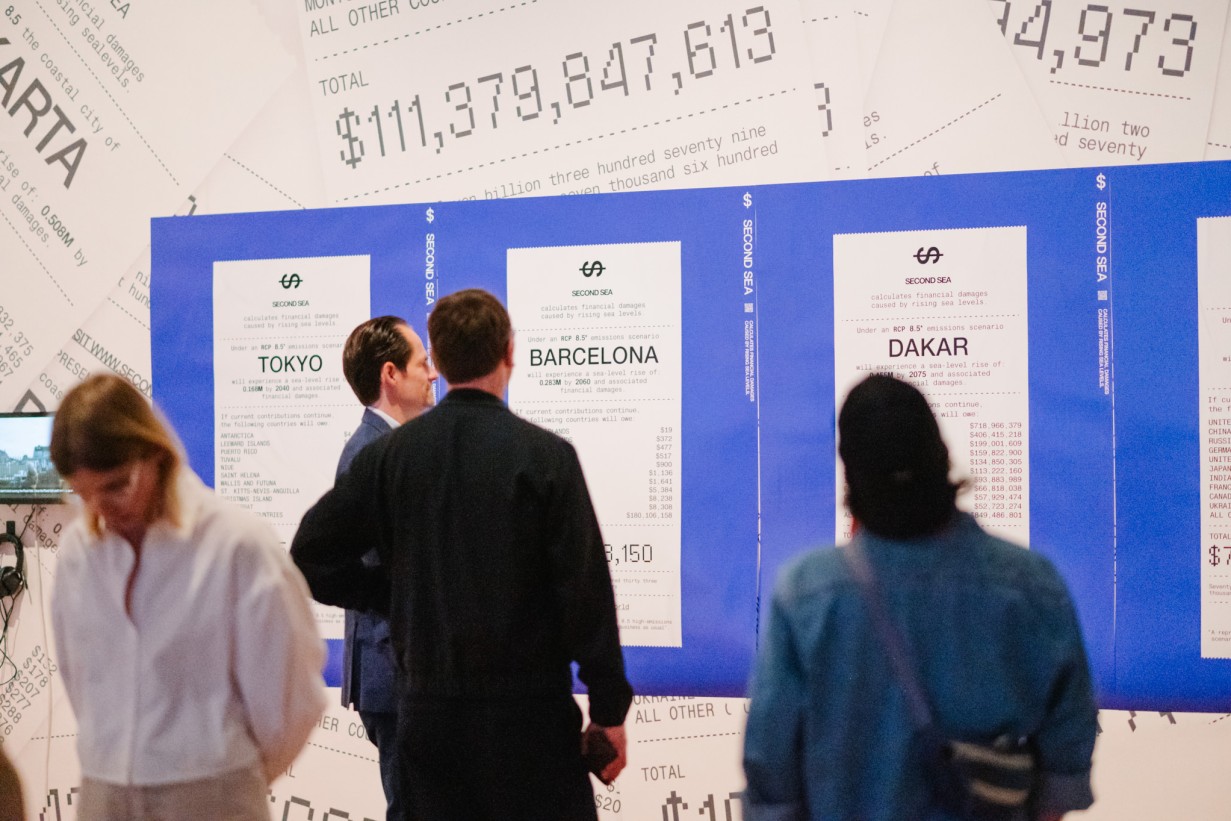 Museumsbesucher im Ausstellungsraum