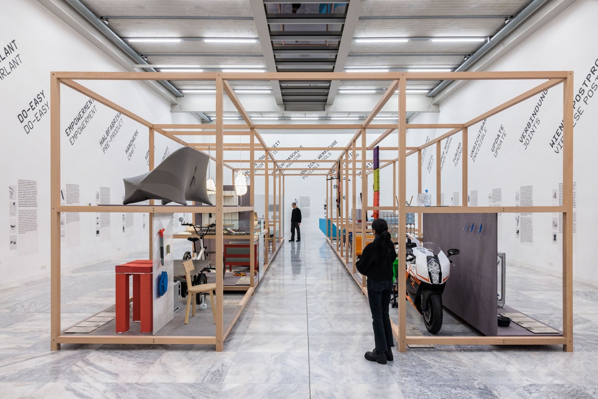 Ausstellungsraum mit Designobjekten