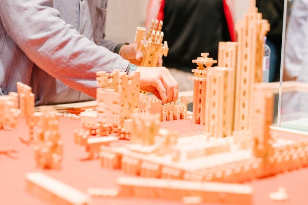 Besucher*innen spielen in der Ausstellung ARCHITEKTURBAUKÄSTEN
