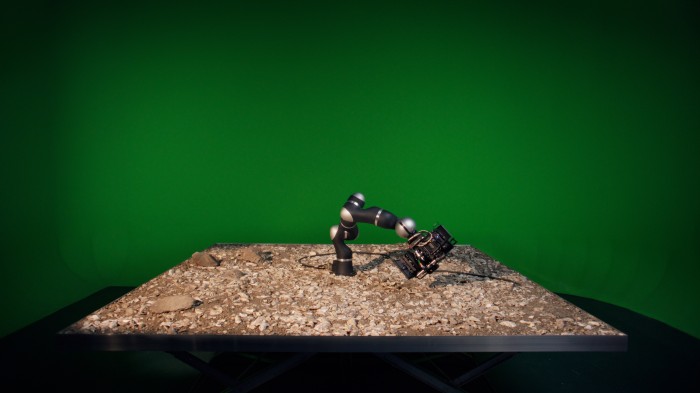 Kamerarm fährt über brittle ground