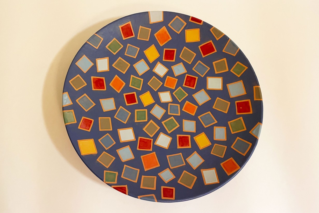 Plate/bowl with colorful pattern