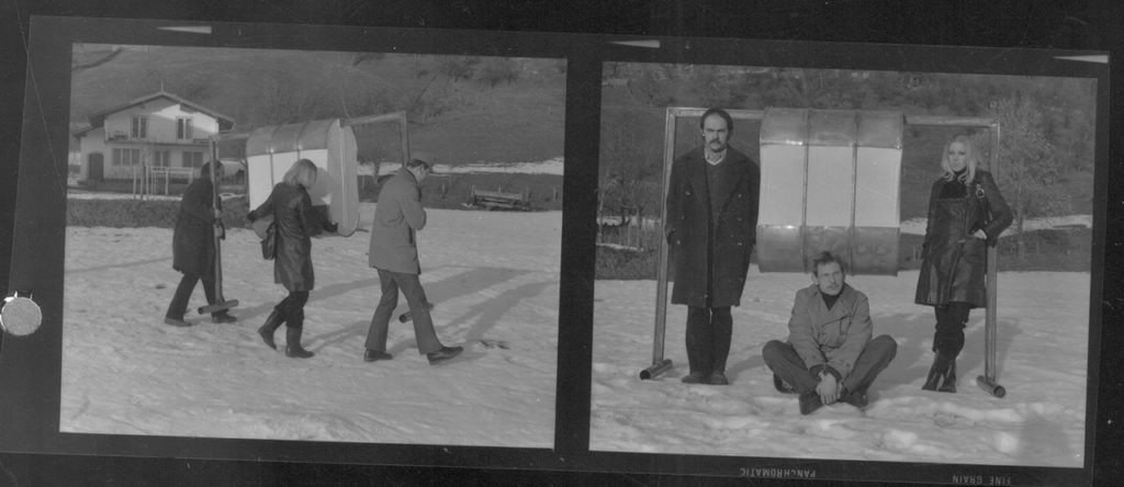 <BODY><div>Missing Link, Dokumentation der Aktion „Bauhof Spiluttini“, vor dem Objekt „Sänfte“, 1972</div><div>gesichtet auf dem Kontaktabzug KI 23091-8-3-56-2</div><div>© MAK</div></BODY>