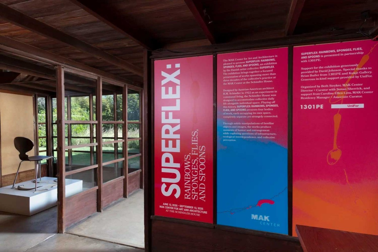 Ausstellungsansicht SUPERFLEX: Rainbows, Sponges, Flies, and Spoons