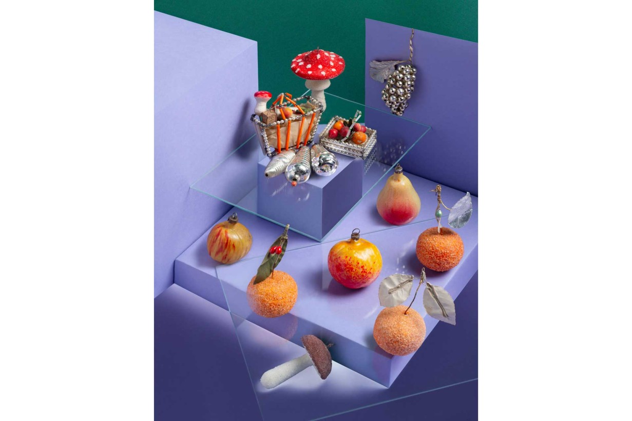 Künstlerisches Objektarrangement Architektur, Christbaumschmuck aus Gablonz/Jablonec nad Nisou