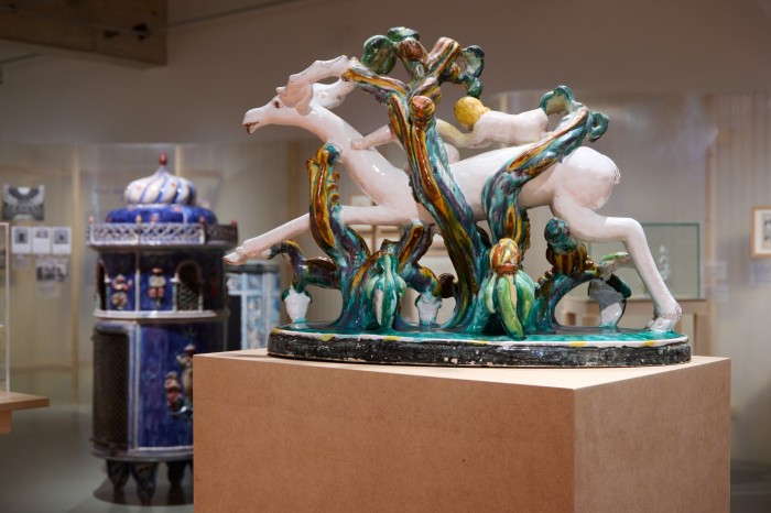 Ausstellungsansicht mit Podest und Skulpturen von Vally Wieselthier