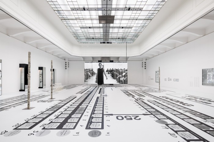 Ausstellung HELMUT LANG, überdimensionaler Runway Plan und Screen