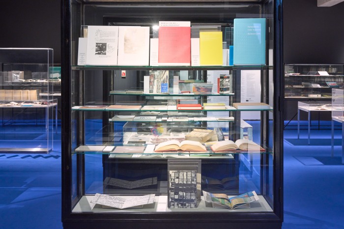 Ausstellungsraum mit Vitrinen und Büchern