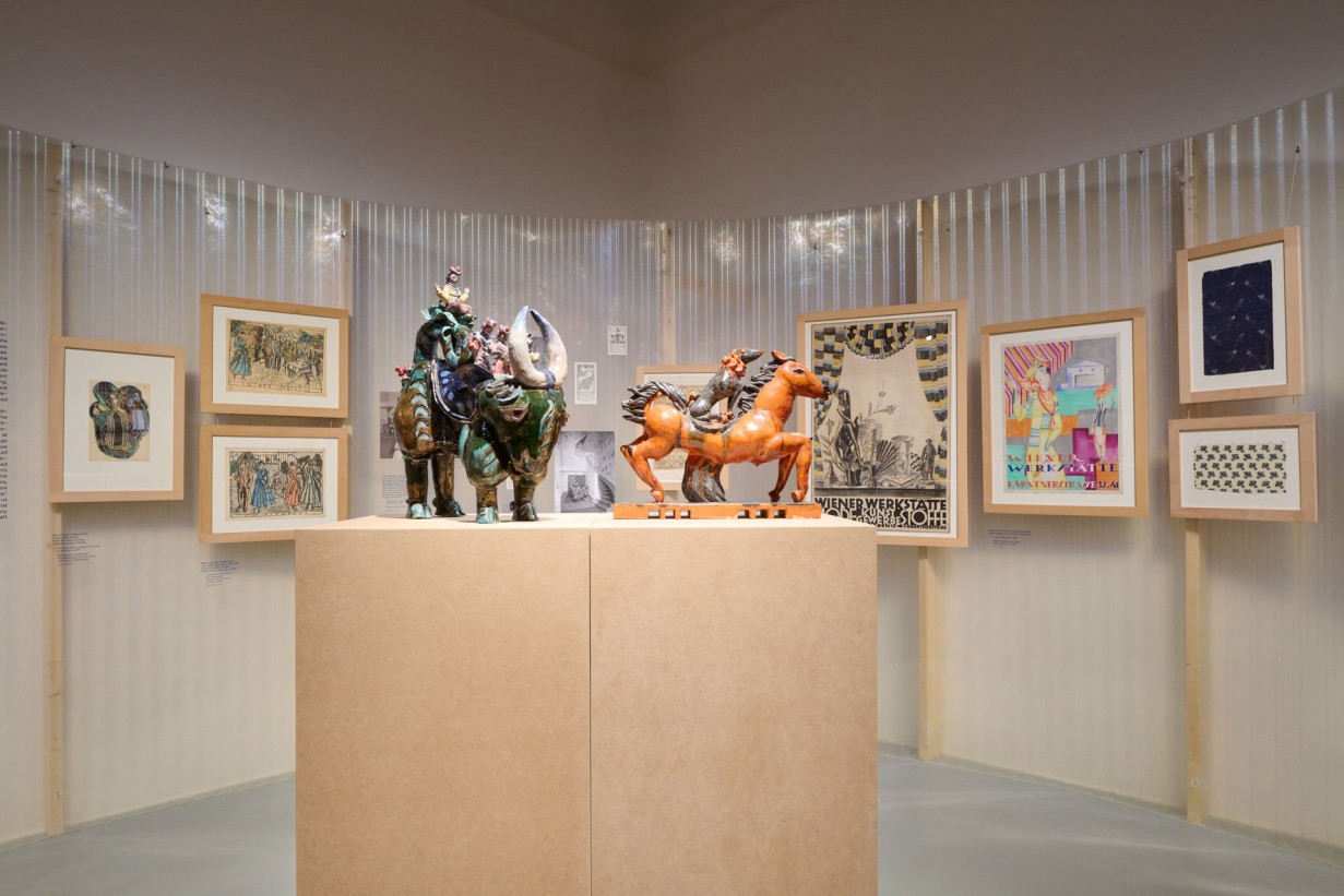 Ausstellungsansicht mit zwei Sockel und Skulpturen von Vally Wieselthier