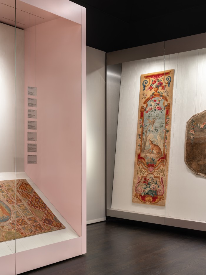 Vitrinen in der Schausammlung Textilien und Teppiche mit Objekten