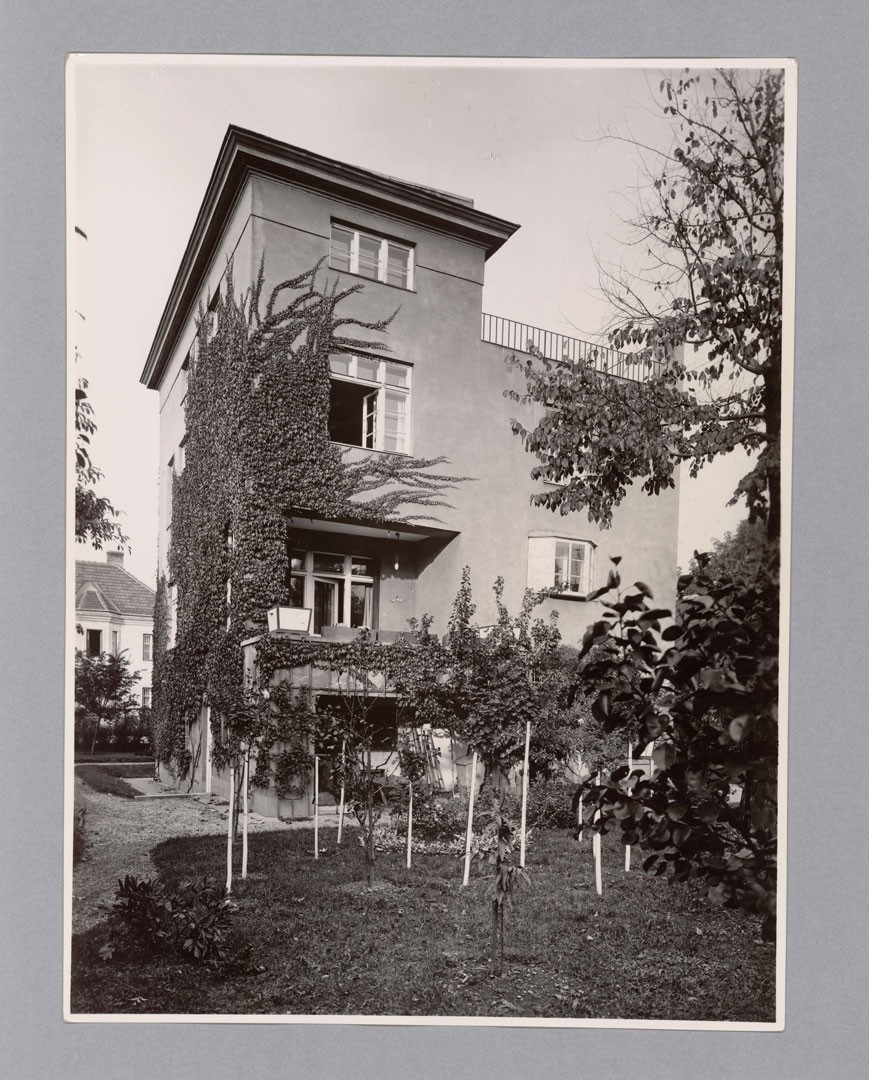 <BODY><div>Adolf Loos, Haus Rufer, Wien XIII., Schrägansicht der Gartenseite, 1922</div><div>Foto: © Martin Gerlach jun., 1930</div><div>© ALBERTINA, Wien</div><div> </div></BODY>