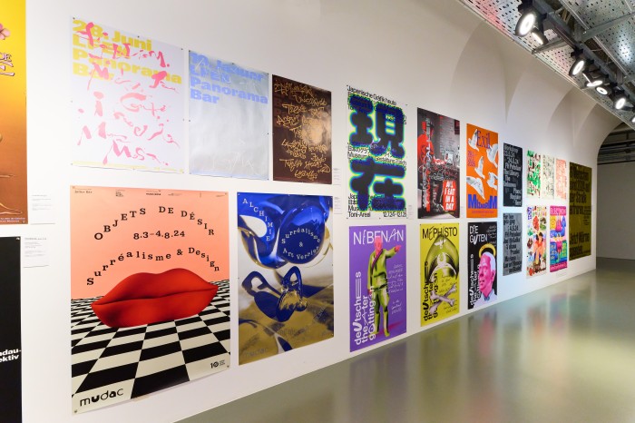 Ausstellungsraum mit Postern