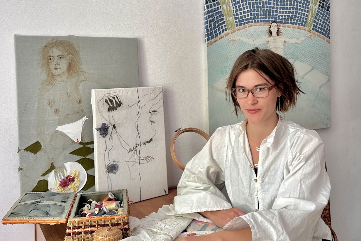 Briana Grupp mit Objekten