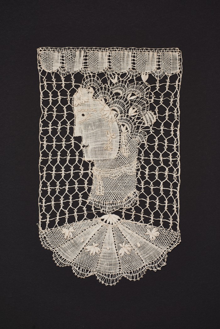 Spitzenbesatz mit GesichtSpitzenbesatz mit Gesicht