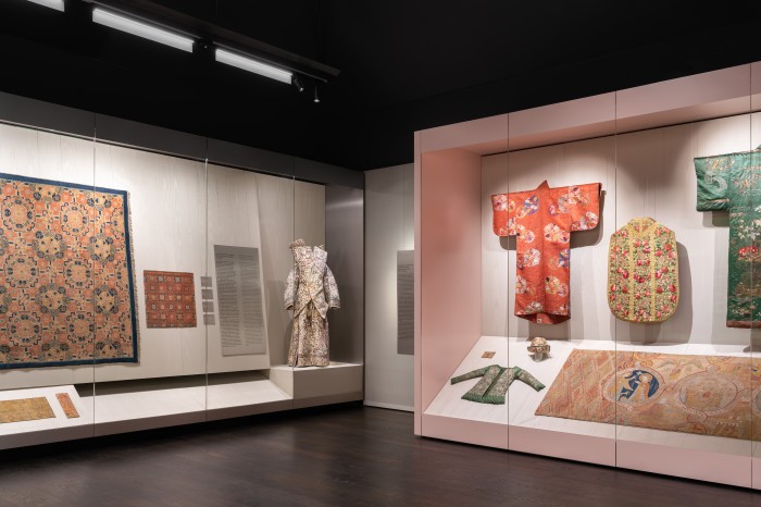 Vitrinen in der Schausammlung Textilien und Teppiche mit Objekten
