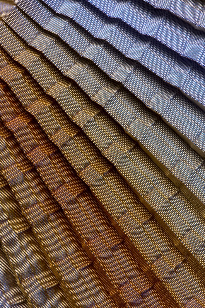 Stoff, plissiert, abgenäht; Metallreifen mit Verlaufsmuster