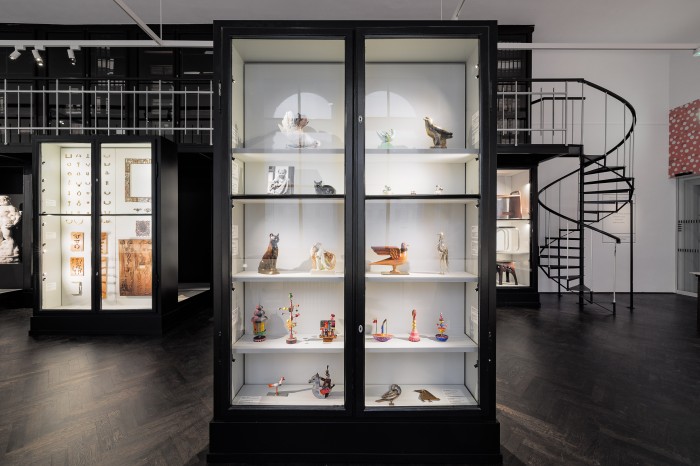 Sammlung WIEN 1900 mit Vitrinen