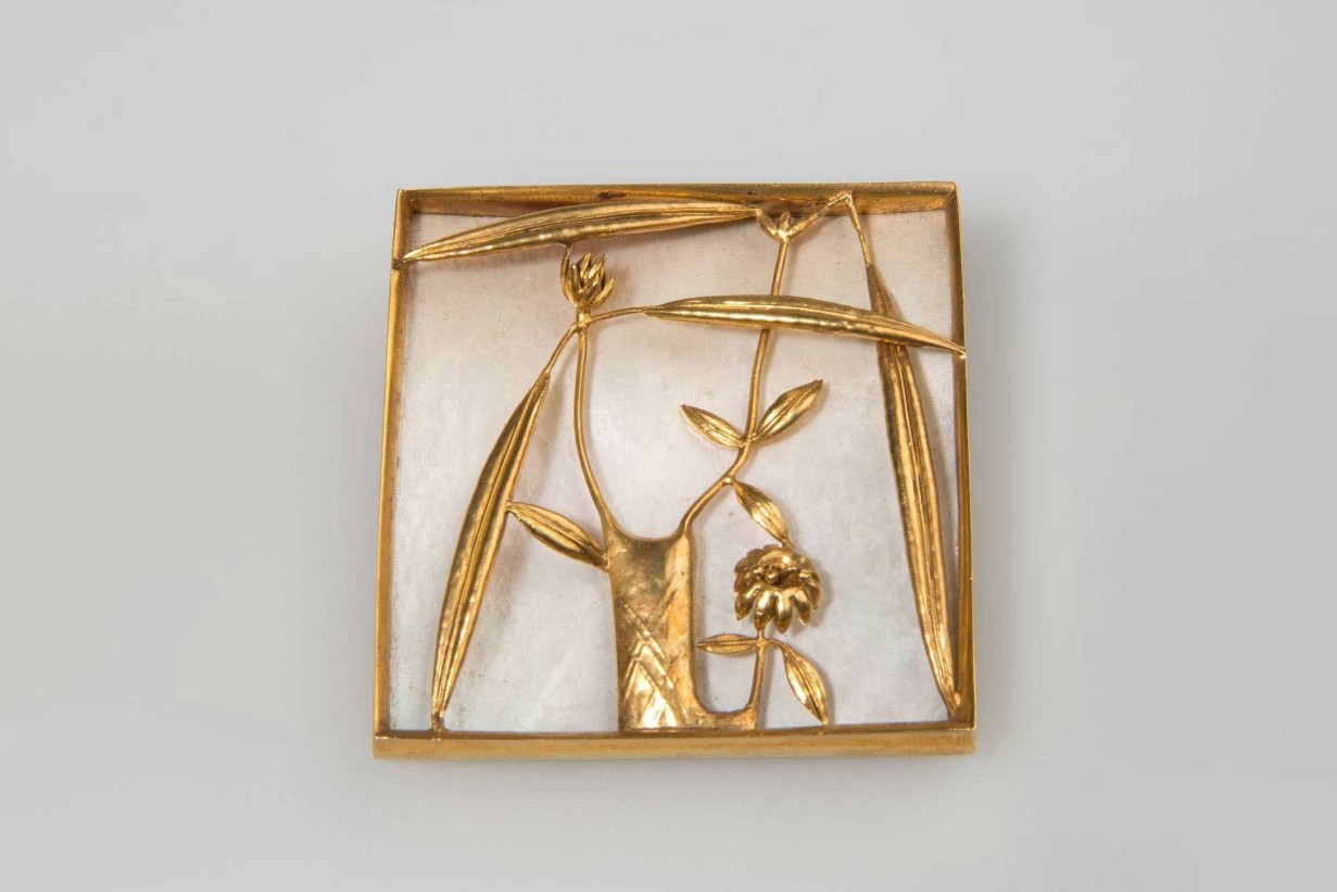 Brooch made of gold and mother of pearl, square