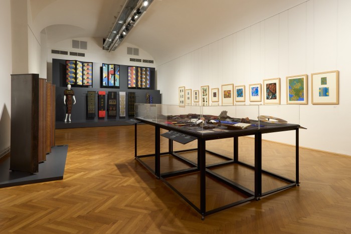 Ausstellungsraum mit Objekten von Ursi Fürtler