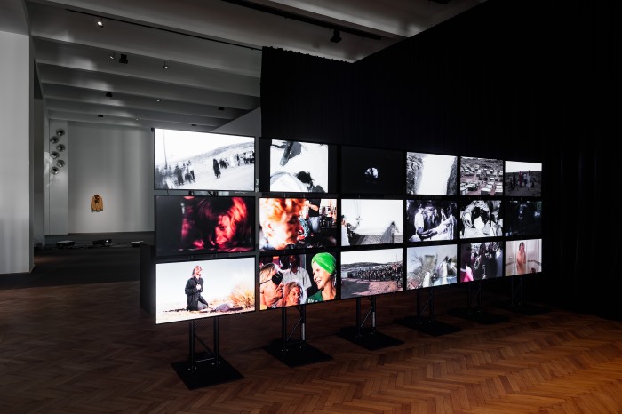 Videowall mit Ausschnitten aus "The African Twin Towers"