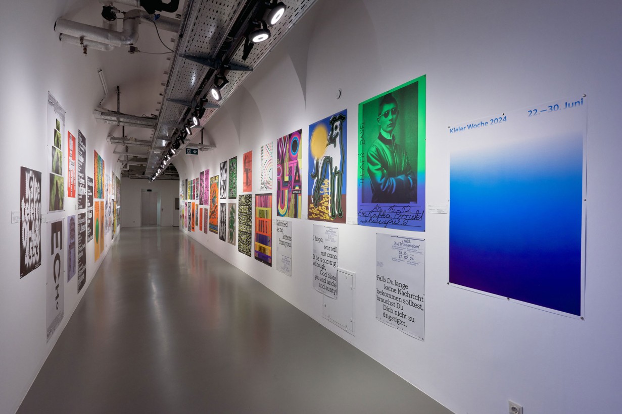 Ausstellungsraum mit Plakaten 