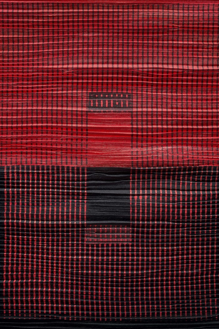 Kunstfaser, plissiert, beidseitig bedruckt in Rottönen