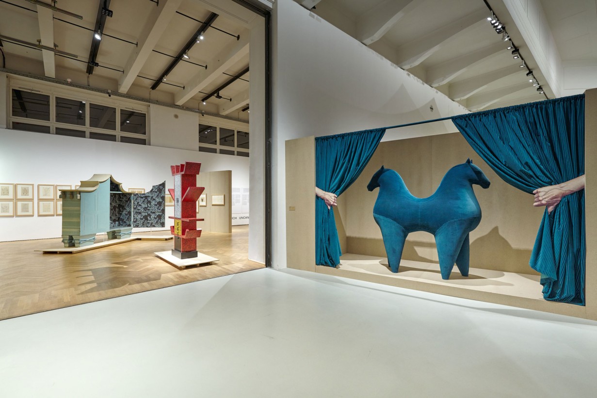 Ausstellungsraum mit Objekten