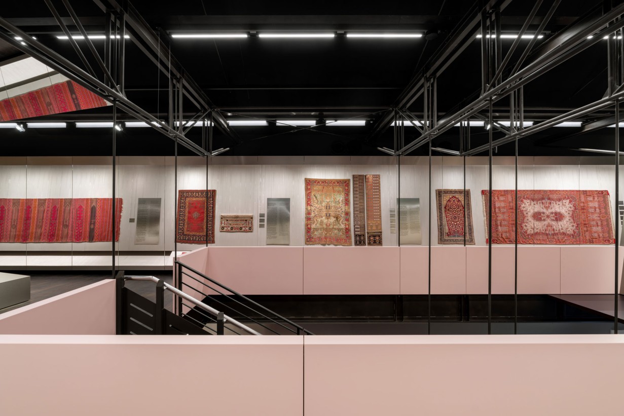 Vitrinen in der Schausammlung Textilien und Teppiche mit Objekten