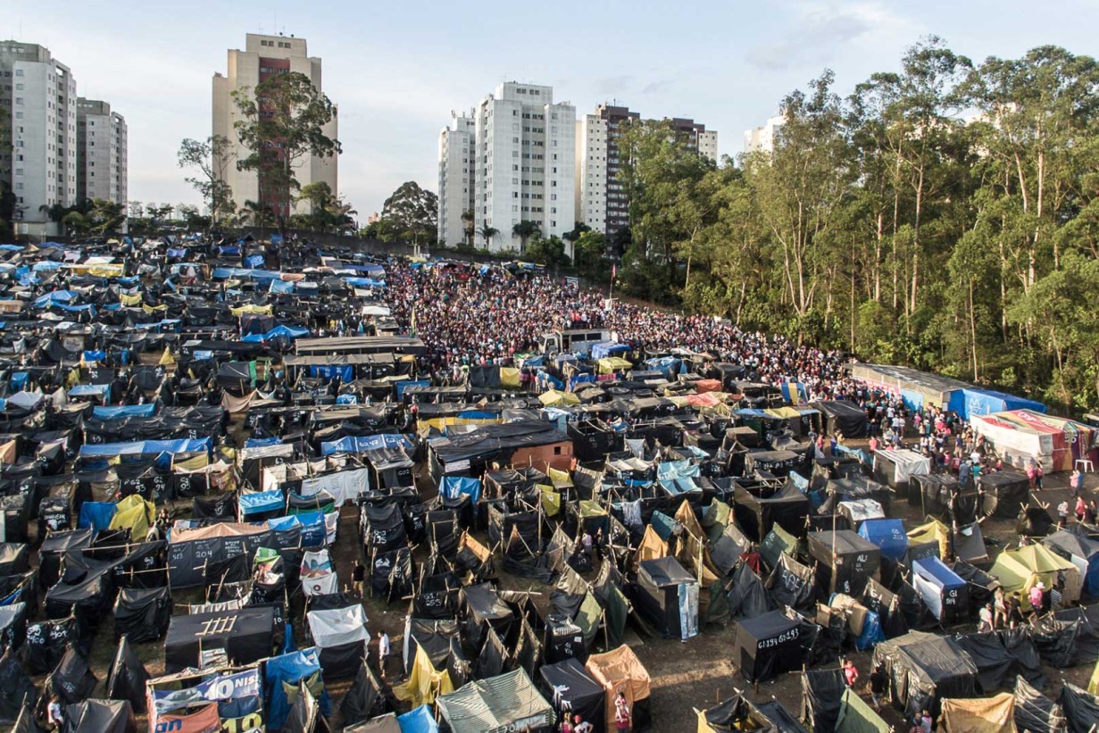 Mit 33.000 Beteiligten und über 12.000 Hütten war das Protestcamp „Povo Sem Medo“ nicht nur die bekannteste Besetzung der Movimento dos Trabalhadores Sem Teto („Bewegung der Arbeiter*innen ohne Dach“), kurz MTST, sondern auch eine der größten in Lateinamerika. 