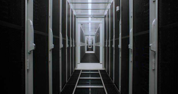 Earth Observation Data Center, Wien, Österreich; ein Gang mit Regalen