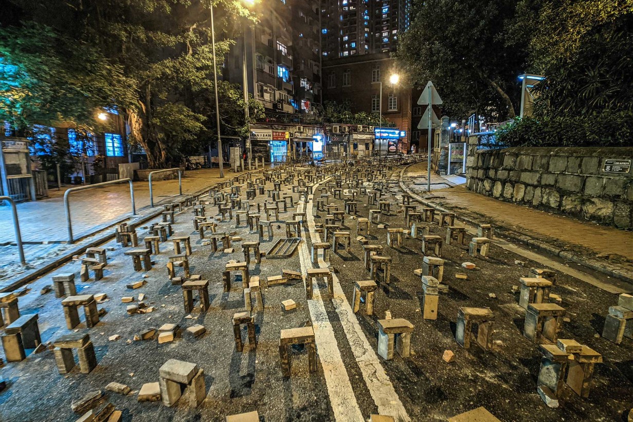 Barrikaden auf den Zufahrtsstraßen zur Hong Kong University. Ziegelsteine wurden teilweise mit Sekundenkleber auf dem Asphalt fixiert, sodass Fahrzeuge der Polizei nicht zum besetzten Campus vordringen konnten.