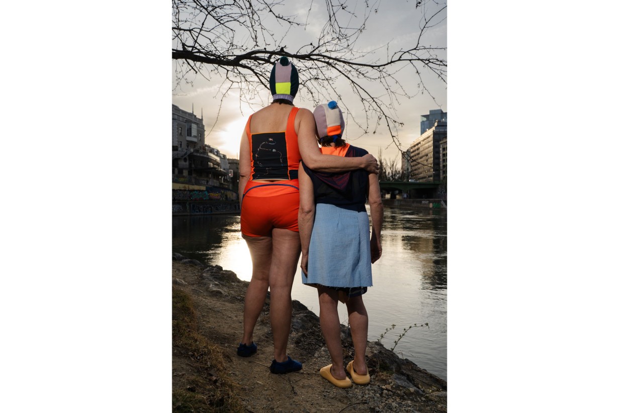 Zwei Personen in bunter Badekleidung, die sich umarmen