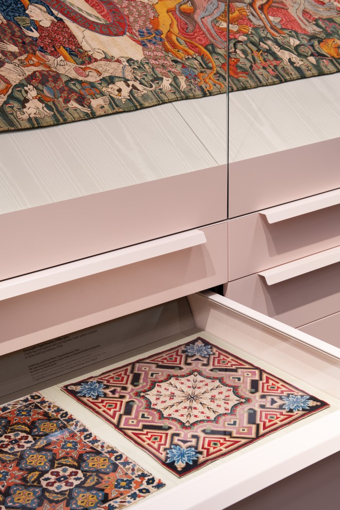 Geöffnete Schubladen in der Schausammlung Textilien und Teppiche mit Stoffmustern 