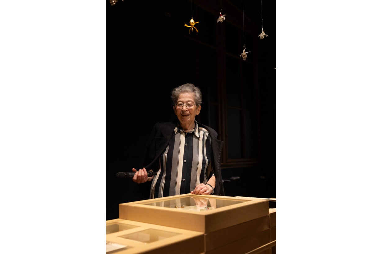 Waltraud Neuwirth in der Ausstellung FAHRRAD & HUMMER