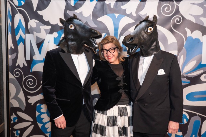 C.G. jun. und C.G. sen. (beide mit Pferdemasken) und Lilli Hollein