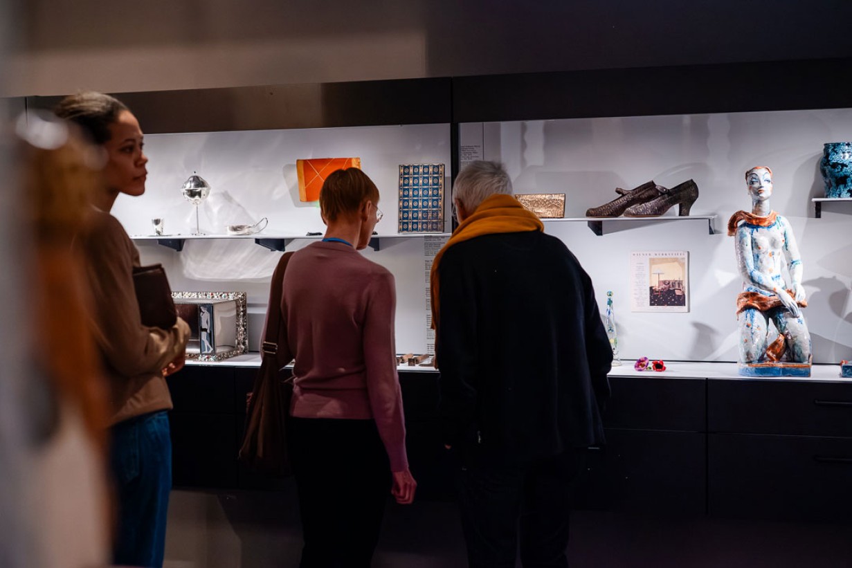 Besucher vor Vitrinen