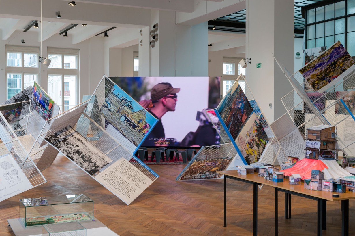 Ausstellungsraum mit Plakaten