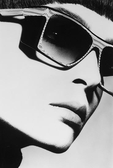 <BODY><div>Robert La Roche, Sonnenbrille, Modell S-49</div><div>Werbekampagne Damenkollektion, fotografiert von Gerhard Heller, um 1976</div></BODY>