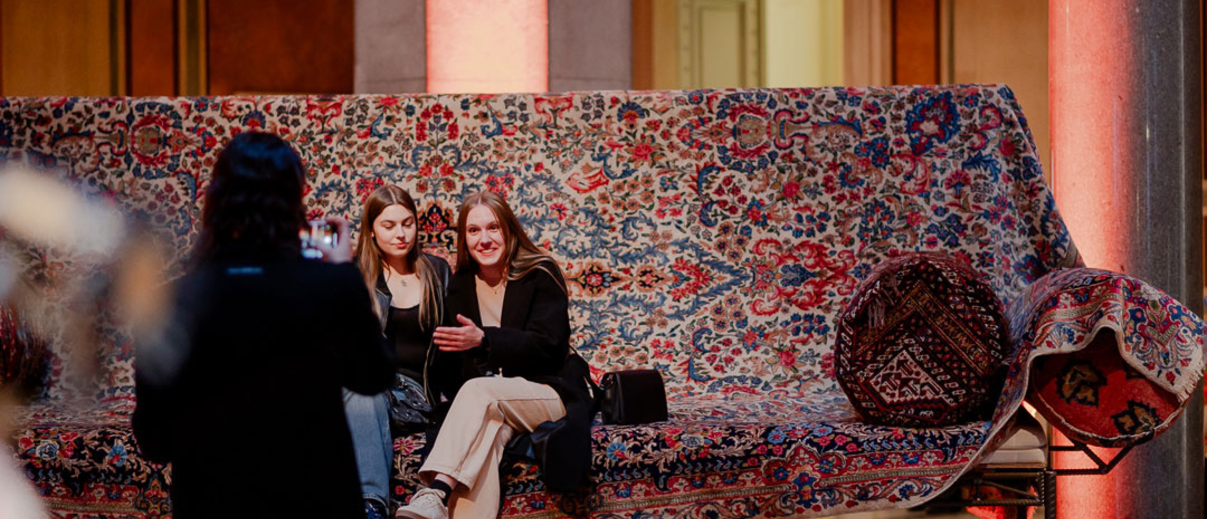 Besucher*innen auf einem überdimensionalen Sofa