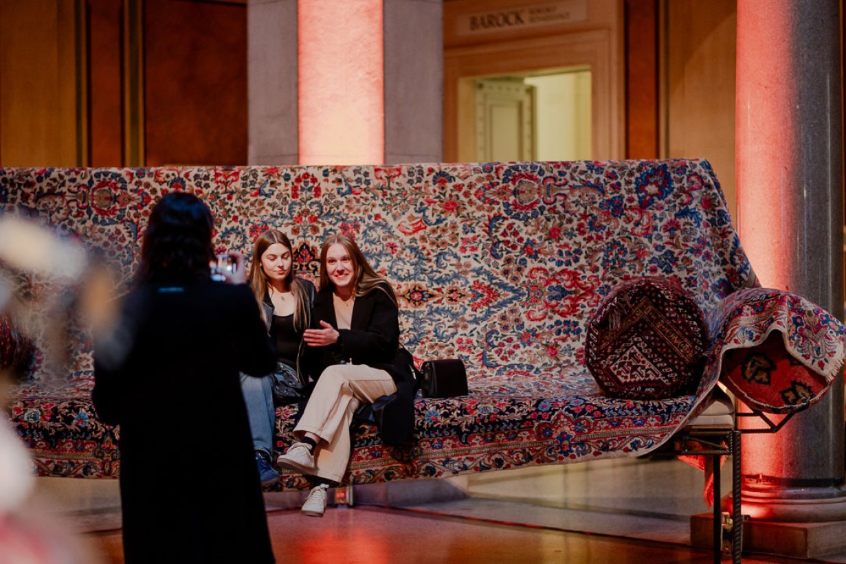 Besucher*innen auf einem überdimensionalen Sofa