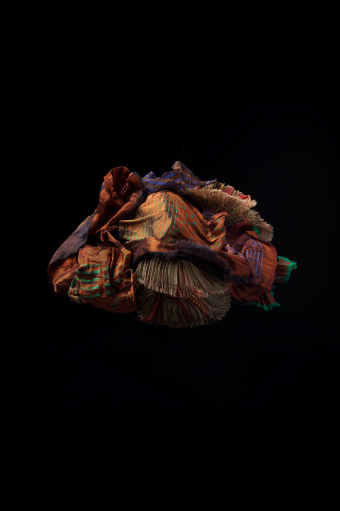 Kunstfaser, bedruckt, genäht in Herbstfarben wie Blatthaufen arrangiert